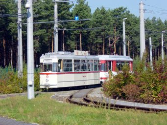 TW 92 schiebt TW 62 durch die Büsche