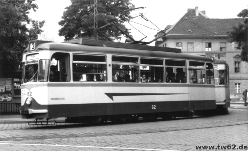 TW 62 biegt am Altmarkt von der Berliner Stra�e in die Spremberger Stra�e ein.