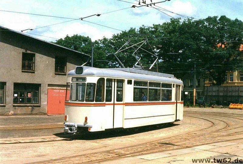 TW 62 auf Probefahrt im Betriebshof Berliner Straße. Am Heck befinden sich die original Wartburg-Rücklichter. Wie auch das "Lenkrad" als Schaltrad wurden diese von der Automobilindustrie zugeliefert. Mit diesen Rückleuchten sind gar nicht so sehr viele Gotha-Wagen erhalten geblieben, bekamen doch die meisten zu Betriebszeiten im Rahmen einer Hauptuntersuchung – oder ziemlich sicher bei einer Generalüberholung in Schöneweide – die runden Dreikammerleuchten.