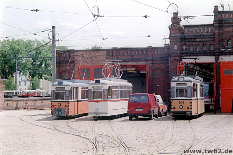 TW 62 zwischen den Arbeitstriebwagen 904 (links) und 903. TW 904 bekam wenige Tage später einen Einholstromabnehmer, der schon auf dem Flachdach links im Bild bereit liegt. Auch seine Einfachschleifstück vertrug sich nicht mehr mit den Oberleitungsschaltern der neuen Streckensicherungsanlagen. Beide Arbeitswagen existieren heute nicht mehr, sie wurden 1998 (904) und 1996 (903) verschrottet.