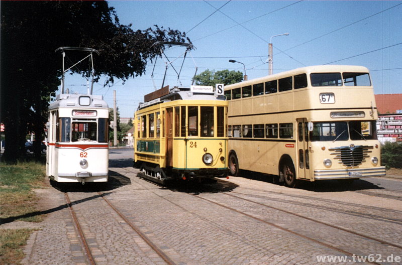 TW 62 und der ebenfalls historische Cottbuser Triebwagen 24 neben einem Gast aus Berlin (Doppeldecker 1629). Aufnahmeort ist vor dem kleinen Depot in Madlow.