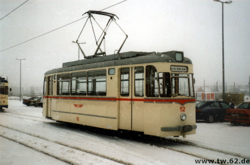 TW 62 im Winter (ja, manchmal gibt es den auch in der Lausitz) 2000 auf dem damals noch im Bau befindlichen Betriebshof Neu Schmellwitz. Dort wo im Hintergrund noch die Steine gestapelt stehen, befindet sich heute das Verwaltungsgebäude.