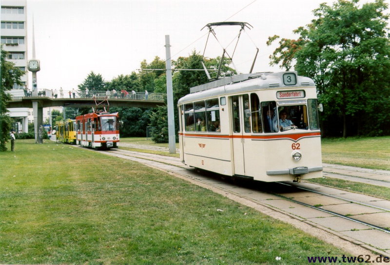 Der Korso zur Jahrhundertfeier der Cottbuser Straenbahn hat die Stadtpromenade erreicht. Triebwagen 62 folgt KT4D Nr. 65 und der KTNF6 Nr. 139. Whrend die KT4D im Linieneinsatz nun auch Geschichte sind, leisten die KTNF6 zur Zeit den gesamten Liniendienst und knnen dabei auf smtlichen Umlufen einen Niederfluranteil bieten. Ganz hinten ist auch noch ein Gastfahrzeug aus Darmstadt zu erkennen. Es handelt sich dabei um den 9858 vom Typ ST13.