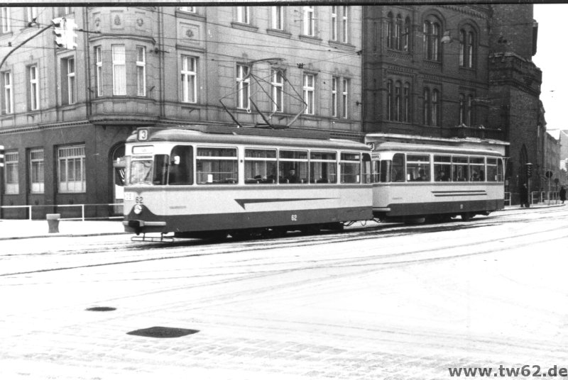 Triebwagen 62 verlsst mit Beiwagen 91 die Spremberger Strae in sdliche Richtung. Heute fhrt keine Straenbahn mehr durch die Spremberger Strae.
Die Trasse durch die Stadtpromenade schwenkt links vor dem Eckgebude ab, indem heute die Deutsche Bank untergebracht ist.