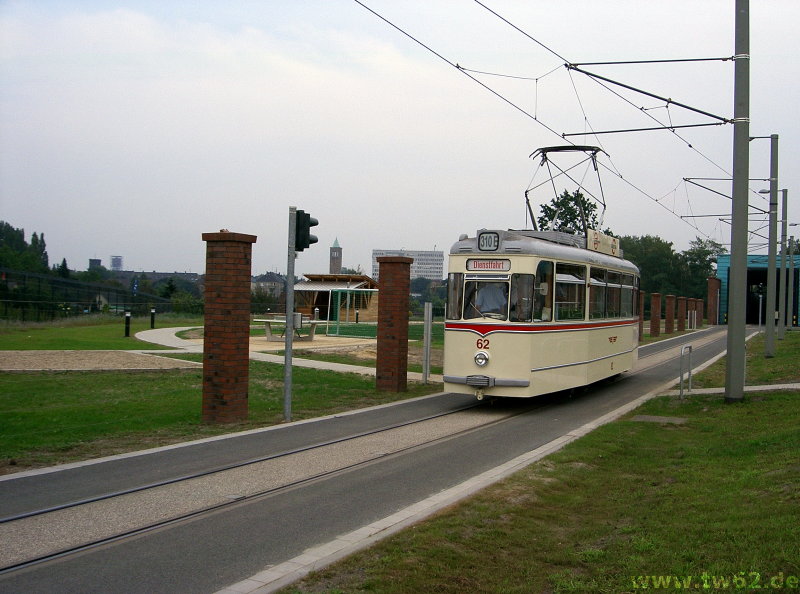 Nach der Montage des Stromabnehmers, einigen Einstellarbeiten und der technischen Abnahme konnte TW 62 aus eigener Kraft vom BOGESTRA-Betriebshof Engelsburg zum alten Betriebhof in Bochum-Mitte überführt werden.
