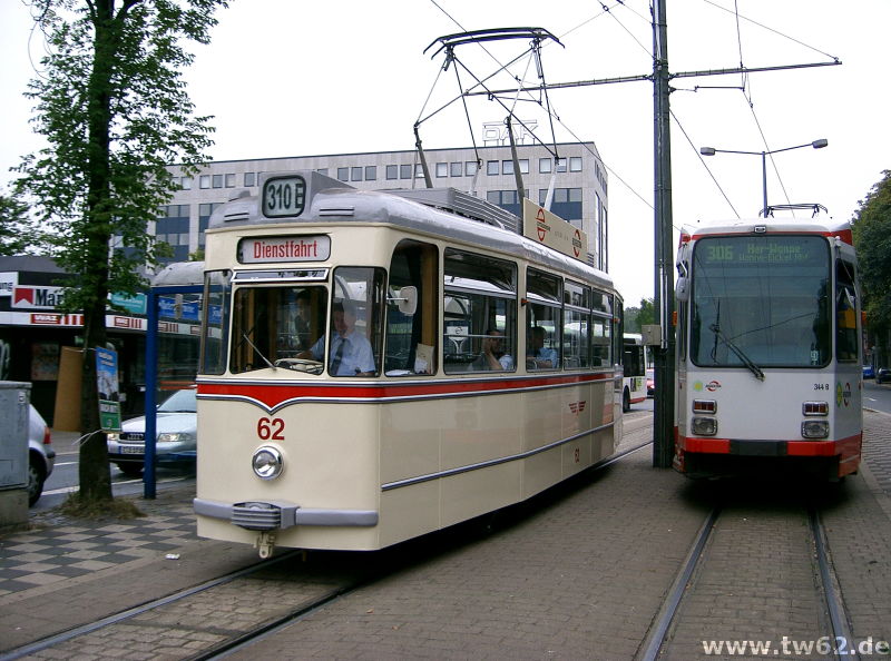 Auf der Überführungsfahrt zum Betriebshof an der Oskar-Hoffmann-Straße. TW 62 am Buddenbergplatz nebem einem M-Wagen der Linie 306.
