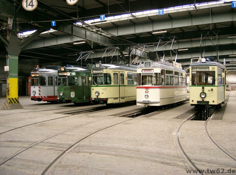 Noch ist genug Platz in der Wagenhalle vom alten Betriebshof Bochum, so dass sich TW 62 bequem in die Parade der historischen BOGESTRA-Wagen einreihen konnte. Die Linienwagen sind schon im neuen Betriebshof Engelsburg untergebracht. Wegen der Vorbereitungen zur offiziellen Eröffnung mussten in der Woche davor aber alle noch mal in Bochum-Mitte einrücken, hier wurde es dann wieder richtig eng, solche "Paraden" wie auf diesem Bild wurden unmöglich.
