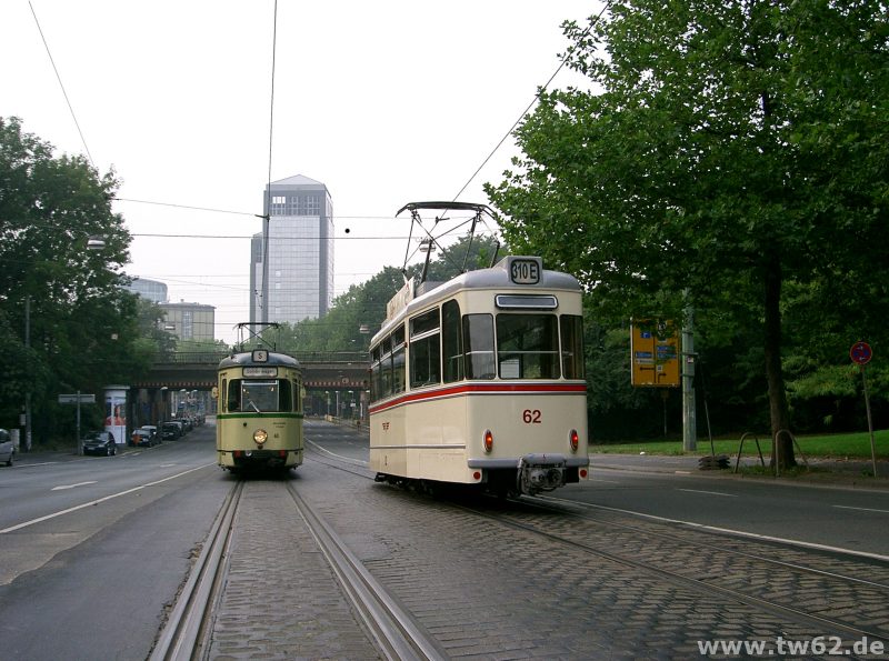 TW 62 trifft TW 40 zwischen der Bochumer Hauptpost und dem Hauptbahnhof.
