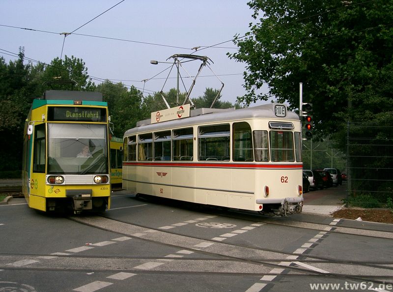 TW 62 verlässt den Betriebshof Engelsburg, während der MGT6 439 gleich Feierabend macht.
