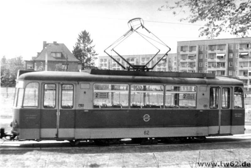 TW 62 abgestellt in der Wendeschleife Sandow. Der Wagen hat bereits seine erste Hauptuntersuchung hinter sich, bei der er die schmalen Rckleuchten (vom PKW Wartburg) behalten hat. Bei der Neulackierung wurden die hinterleuchteten Liniennummern an der Seite berlackiert, da die Liniennummern nun auch auf den Zielpappen im Fenster enthalten waren. Die erweiterte Trschlieanlage wurde bereits um 1971 eingebaut. Diese beinhaltet Trffnerknpfe und eine elektrische zeitgesteuerte Warn- und Trschlieanlage mit Trverriegelung. Heute ist die Anlage jedoch weitestgehend wieder in den Lieferzustand zurckgebaut.