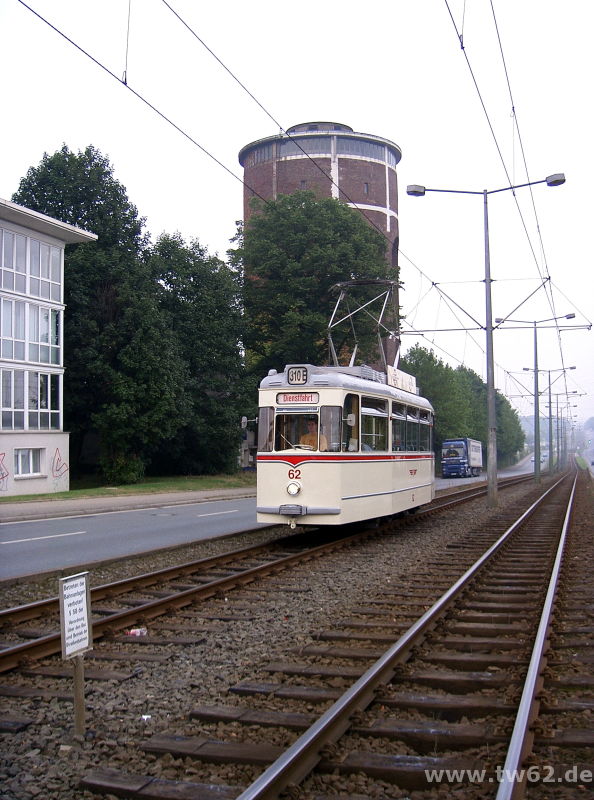 Es gibt nicht nur Hochbunker im Ruhrgebiet, manchmal sind es auch einfach nur Wassertürme *grins*. TW 62 zwischen den Haltestellen Leibnitzstraße und Röntgenstraße.
