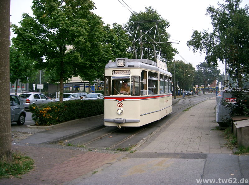 Ohh, irgendwas fehlt hier. Entweder ein paar weiterführende Schienen oder ein zweiter Satz Türen und ein zweiter Führerstand für TW 62 ... also den Straßenbahnfahrer würde ich nicht einstellen ... *grins*