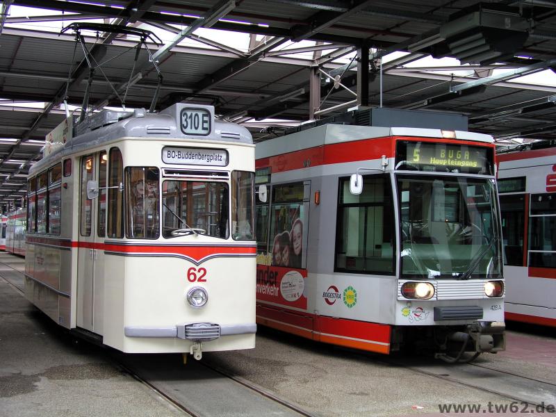 Zwei alte Bekannte nebeneinander in der Wagenhalle Engelsburg. Der MGT6 428 war schon in Cottbus zu Gast. Er fuhr dort zur Bundesgartenschau 1995. Allerdings fuhr er dort nie auf der Linie 5, auch wenn das die Zubringerlinie zur BuGa war. Auch diese Zielschilderung gab es in Cottbus nie, wohl aber in Gelsenkirchen. Aber eigentlich ist das ja auch völlig egal, das Bild allein zählt ... *grins*