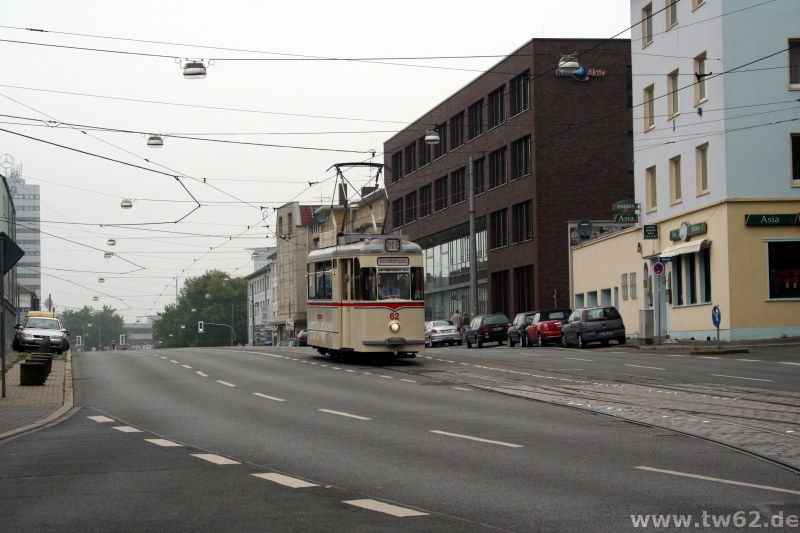 TW 62 biegt von der Universitätsstraße in den Betriebshof Bochum ein.