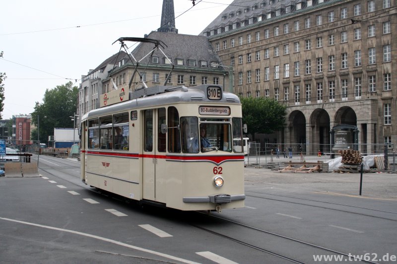 TW 62 vor dem Bochumer Rathaus. Die Baustellen im Bild gehören zum U-Bahn-Bau an dieser Stelle. Die Straßenbahn wird hier in nicht all zu ferner Zeit Geschichte sein. Früher gab es an dieser Stelle ein richtiges Straßenbahnkreuz. Heute ist nur noch der Abzweig nach Wanne-Eickel übrig - aber auch nicht mehr lange ...