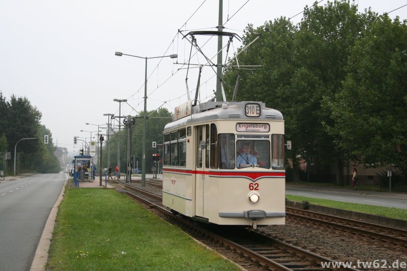 TW 62 in der Wattenscheider Straße bereits hinter dem Betriebshof Engelsburg. An sich kommt er als Einrichter nicht weiter (in Höntrop gibt es nur eine Stumpfendstelle). Einfach in den Betriebhsof einfahren ging nicht, die Fahrgäste hätten sonst schon in der Erzstraße aussteigen müssen, die durften naturgemäß nicht mit auf dem Betriebshof. Also fuhren wir wenigstens bis zur Haltestelle Engelsburger Straße. Aber von da ging es dann nicht einfach rückwärts in den Betriebshof, weil die Signalanlagen dafür nicht eingerichtet sind. Also ging es zunächst weiter bis zum Gleiswechsel an der nächsten Haltestelle Leibnitzstraße, um dann das ganze Stck RÜCKWÄRTS wieder zur Engelsburger Straße und dann per Signal endlich in den Betriebshof einfahren zu können. Aber die Fotografen hatten immerhin was zum fotographieren *grins*.