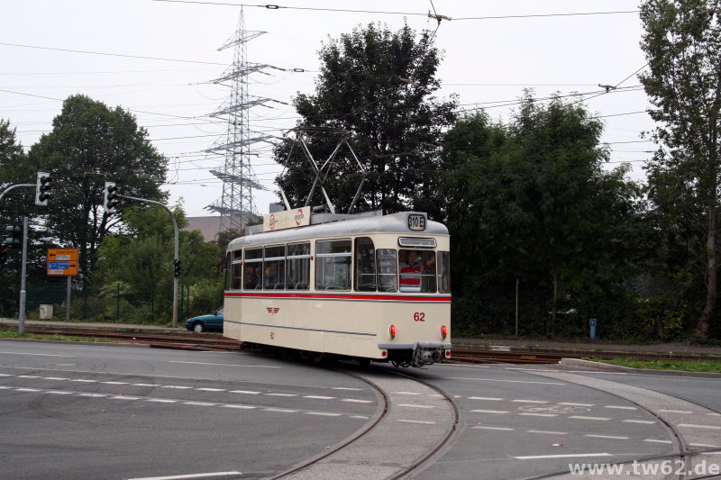 Beim aufwändigen Rangiermanöver fährt TW 62 rückwärts aus Richtung Höntrop in den Betriebshof Engelsburg ein.