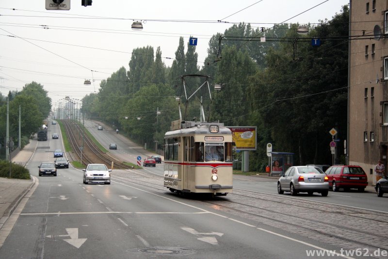 Mit Schwung vom Berg fährt TW 62 in die Haltestelle Erzstraße ein. Der Fahrer (ja, ich der Webmaster) hat versucht, dem Fotografen (Lemmy) die Straßenbahn in eine Lücke zwischen den Autos zu fahren. Hat ja ganz gut geklappt, wie man sieht *grins*