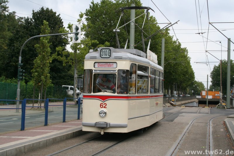 Hinter der Haltestelle Jacob-Mayer-Straße/Jahrhunderthalle erkennt man die zukünftige Rampe zur "U-Bahn".