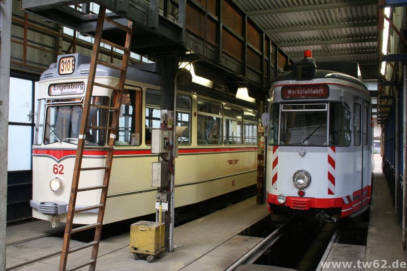 TW 62 auf der Grube im alten Betriebshof in Bochum-Mitte, um eine kurze Kontrolle der Lager und Handbremse vorzunehmen. Neben ihm steht der Schleif- und Arbeitswagen 677 der BOGESTRA.