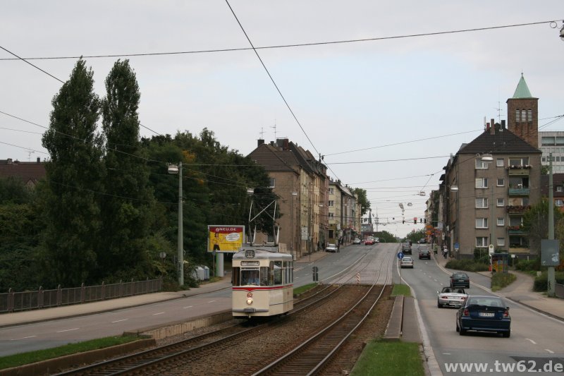 TW 62 hat von der Erzstraße Schwung geholt, um zügig  die Steigung zum Betriebshof Engelsburg zu nehmen.