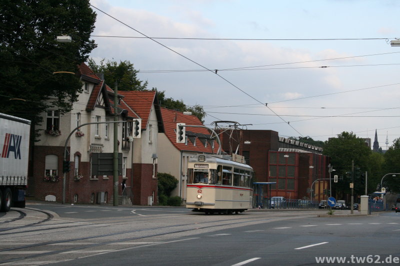 TW 62 verlässte die Haltestelle Wattenscheider Straße.