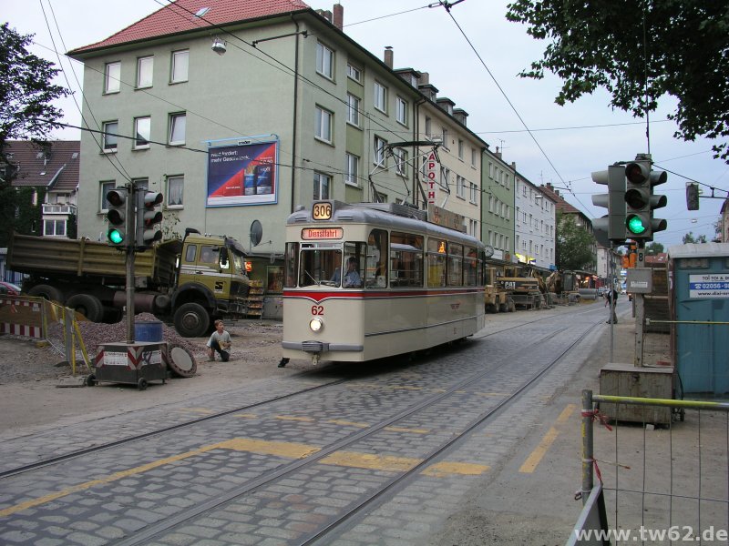 Die Linie 306 wird endlich ausgebaut. Das Gleis war an einigen Stellen derart ausgefahren, dass die Schienenkränze in der Rille aufliefen! TW 62 steht inmitten der Baustelle vor der Haltestelle Robertstraße.