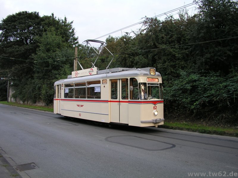 An der Stadtgrenze nach Herne fühlt sich TW 62 fast wie zu Hause in Cottbus. Gleis in linksseitiger Lage mit Fahrt entgegen dem Straßenverkehr haben wir auch *grins*