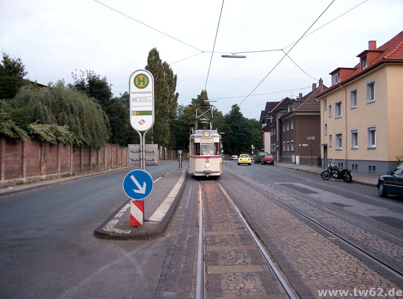 Ruhrgebietsathmosphäre und TW 62 an der Haltestelle Hannibalstraße.