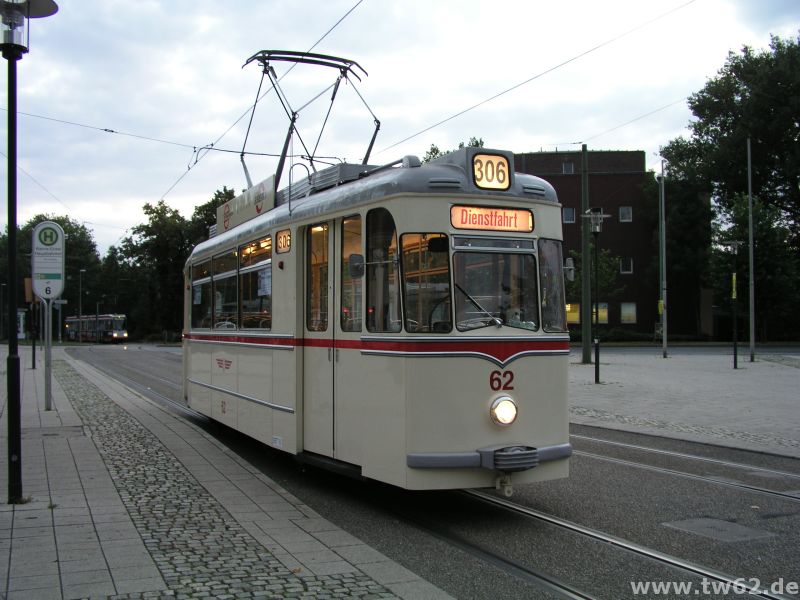 Die Endhaltestelle Wanne-Eickel Hauptbahnhof ist erstmals erreicht. Allerdings drängelt schon der M-Wagen. Soll er doch *grins*