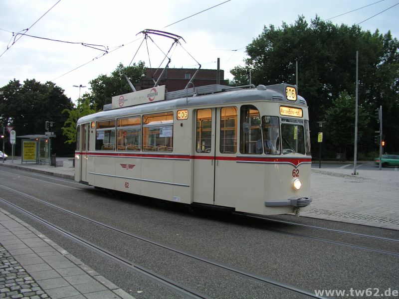 An der Endhaltestelle Wanne-Eickel Hauptbahnhof wurde TW 62 kurz aufs Gegengleis umgesetzt, um den folgenden Plankurs der 306 vorzulassen.