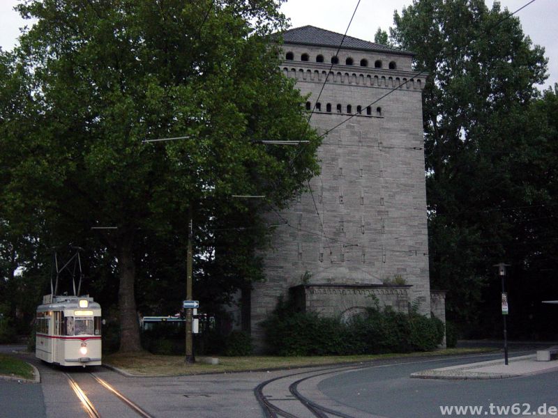 Einer der zahlreichen Hochbunker im Ruhrgebiet steht auch am Hauptbahnhof in Wanne-Eickel. TW 62 fährt gleich weiter nach Bochum.