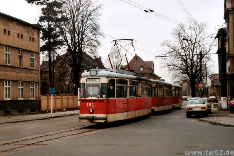 TW 162 in der Kreuzung Berliner Strae/Schiller Strae. Der Triebwagen 62 wurde 1990 in 162 umgezeichnet, weil die KT4D ab der Nummer 1 fortlaufend nummeriert mit weiteren Lieferungen in diesen Nummernbereich vordrangen.
