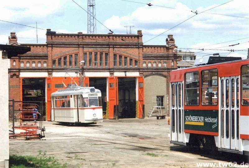 Leben auf dem Betriebshof in der Berliner Straße. Zum 90-jährigen Jubiläum der Cottbuser Straßenbahn wurde TW 62 als historischer Triebwagen aufgearbeitet. Hier unternimmt er im frischen Neulack, noch ohne zusätzliche Beschriftungen, seine ersten Gehversuche.