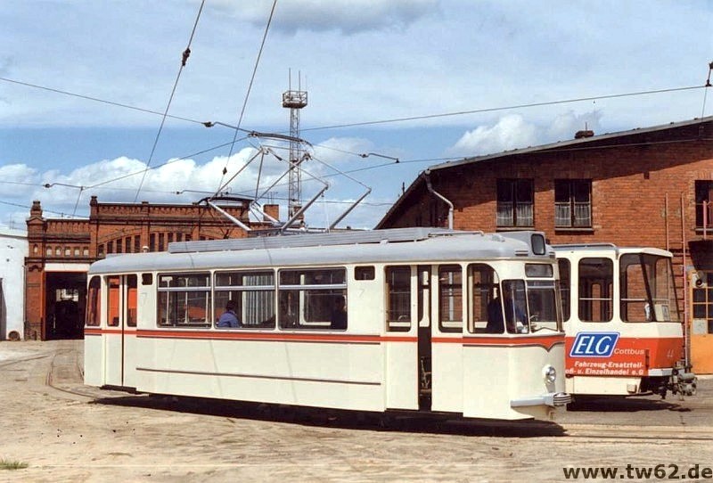 TW 62 bei seinen ersten Gehversuchen nach dem Rückbau zum historischen Triebwagen im Betriebshof Berliner Straße. Es fehlen noch die Spiegel, Blinker und die seitlichen Liniennummernkästen. Hier besitzt er noch den originalen Stromabnehmer mit Wippe. Bereits drei Wochen später, zum 90-jährigem Jubiläum der Cottbuser Straßenbahn, hat er jedoch ein Doppelschleifstück erhalten. Dieses wurde wegen der (damals neuen) Sicherungsanlagen der eingleisigen Streckenabschnitte erforderlich.